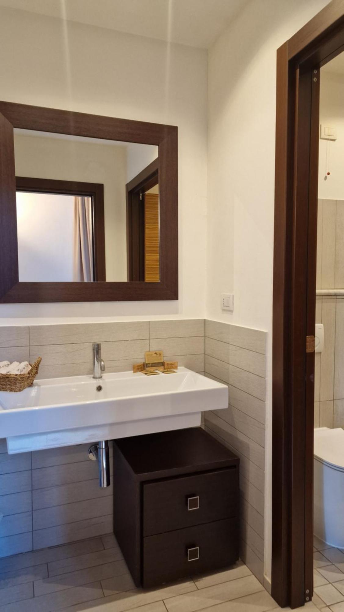 Cala Dei Mori Aparthotel Livorno Ngoại thất bức ảnh